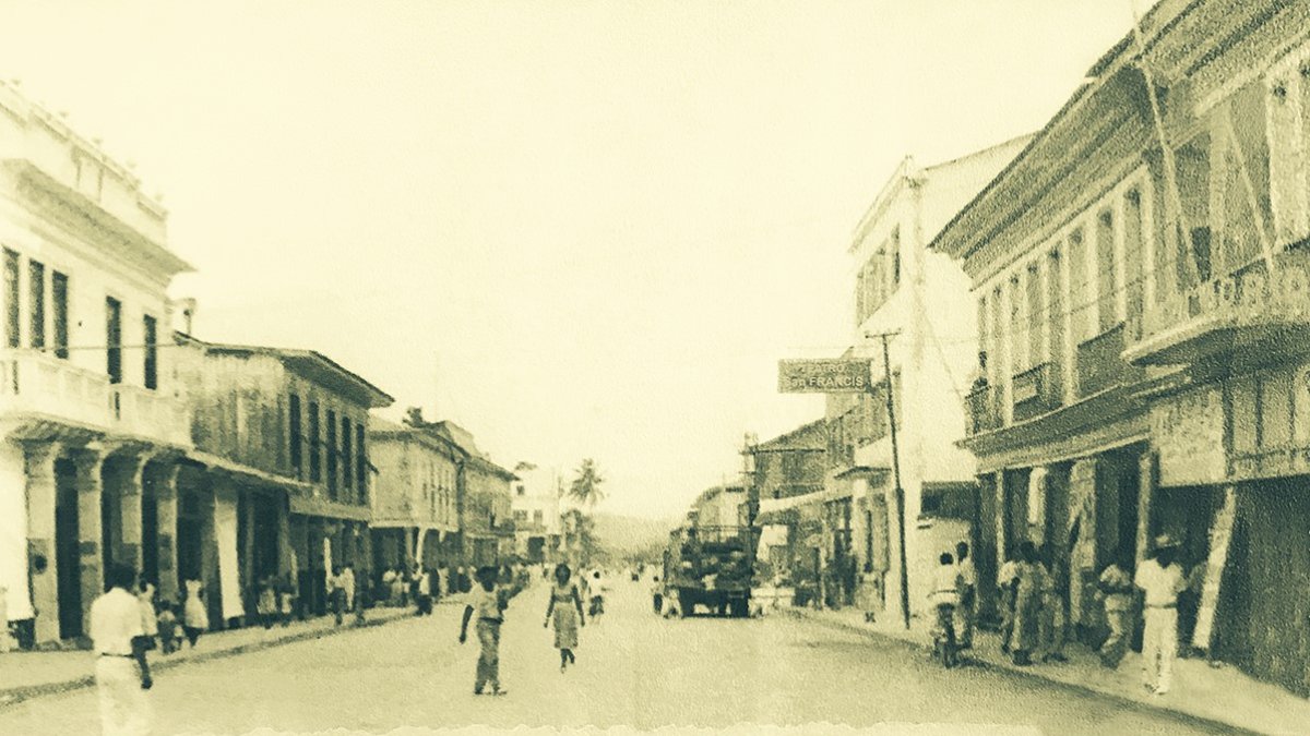 Remembranzas. En la calle Bolívar y 9 de Octubre, se observa el Teatro Municipal y el San Francisco en el año 1965.