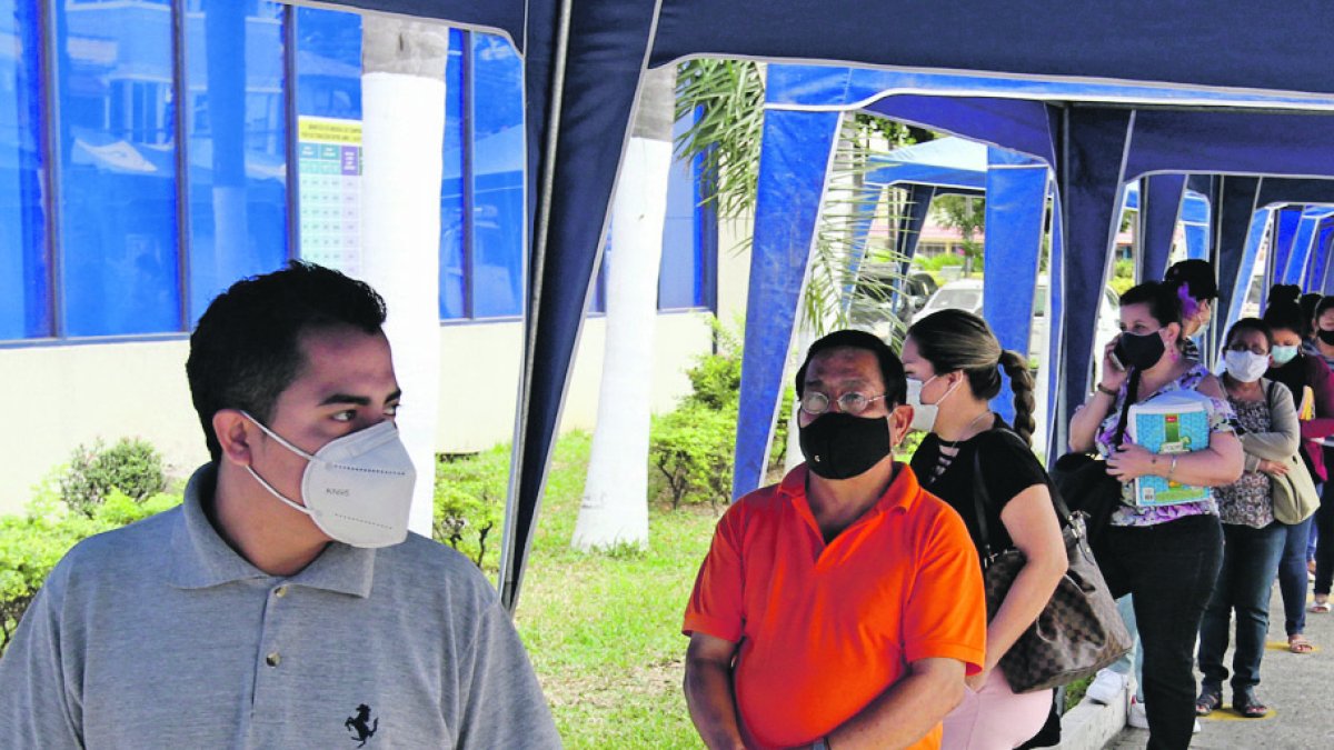 Quejas.- Este  es el panorama en una agencia de CNEL en Guayaquil. Las filas son enormes para reclamar por qué los valores siguen siendo los mismos de los meses pasados.