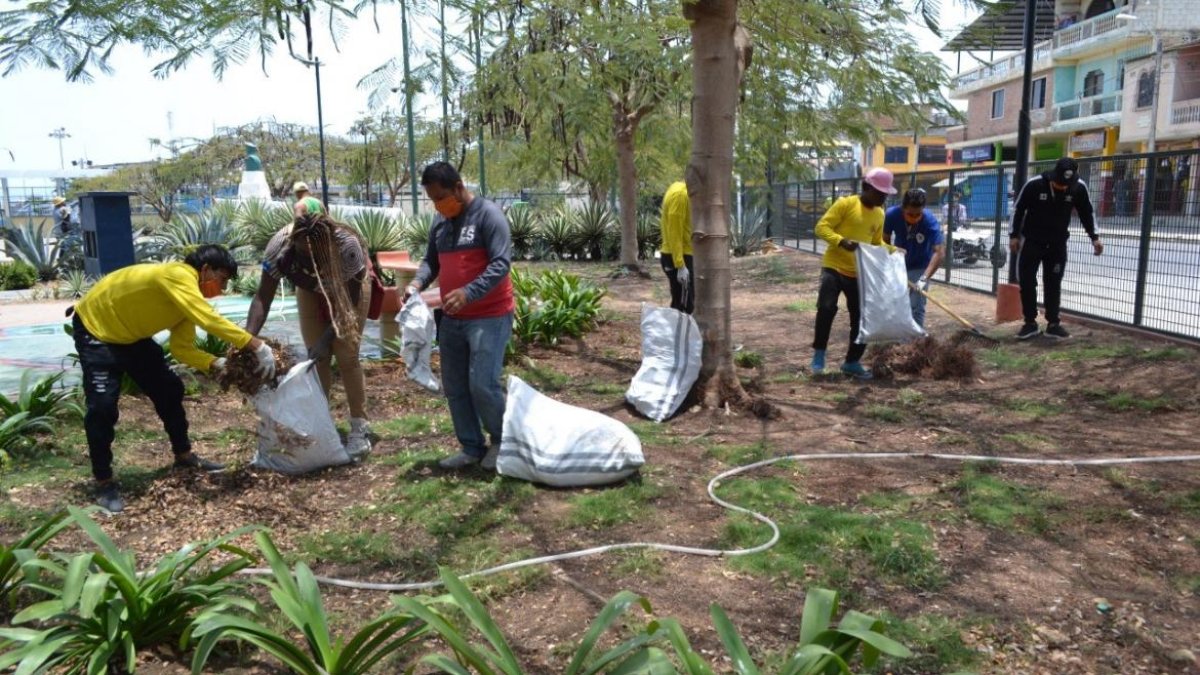 Los moradores de Posorja realizaron una minga cerca a las vías que serán intervenidas por la ATM.
