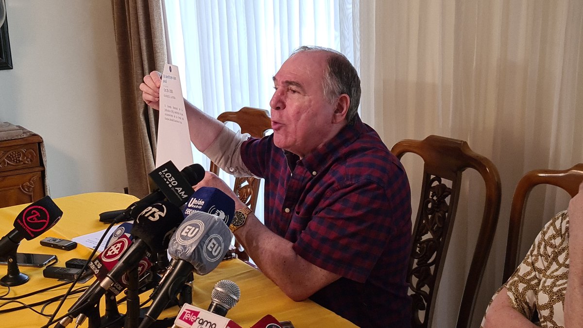 El expresidente Abdalá Bucaram brindó una rueda de prensa en su domicilio de Guayaquil donde guarda arresto.