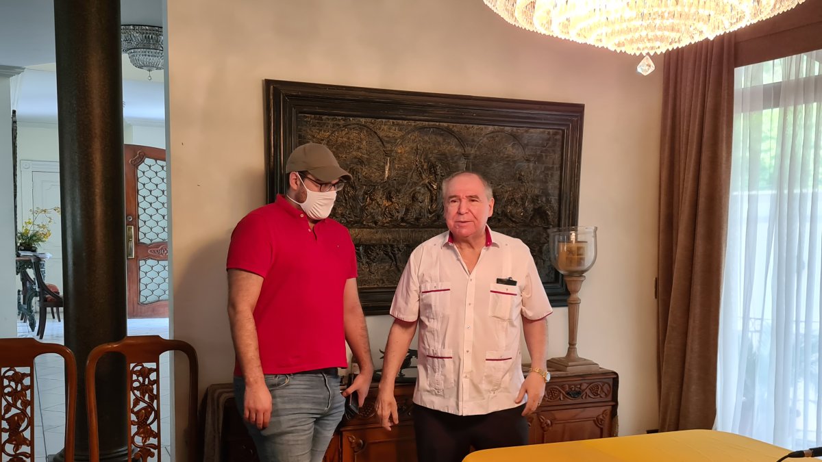 El expresidente junto a uno de sus once hijos, en una de las ruedas de prensa en su domicilio de Guayaquil.