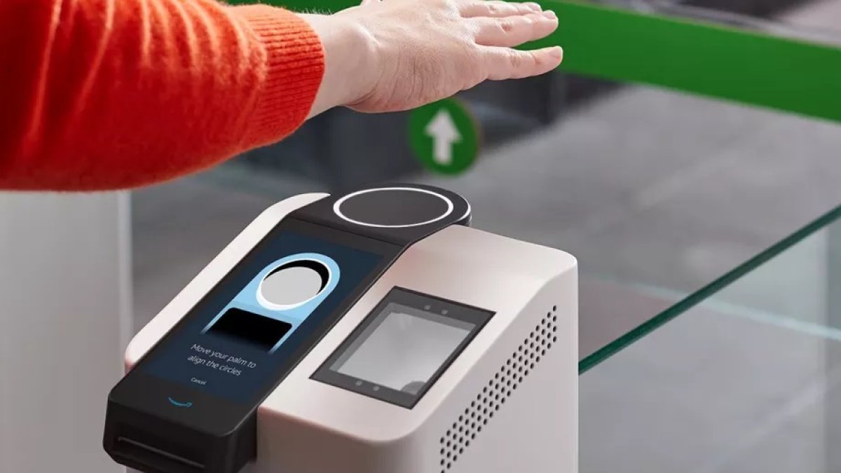 Lector de Amazon One.