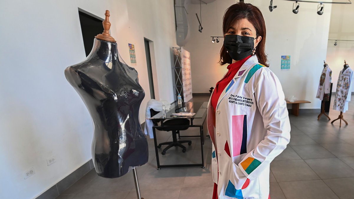 Fulvia Vergara viste su bata blanca decorada por el artista panameño Genaro Rodríguez en la Ciudad de Panamá.