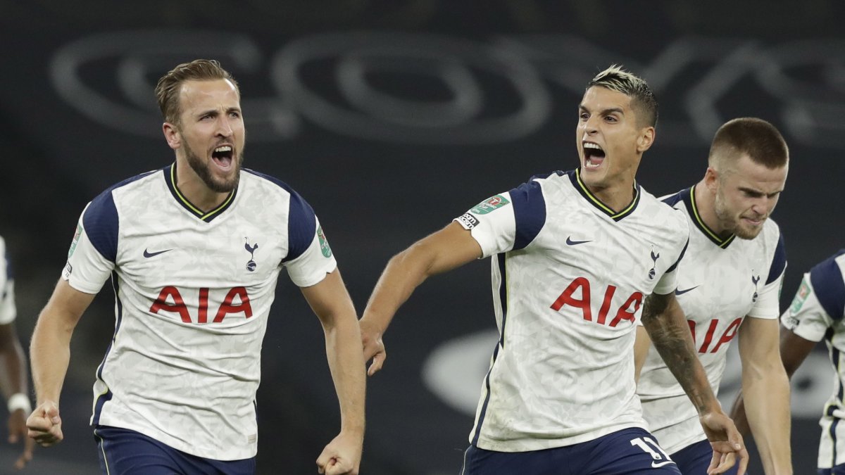 Harry Kane (izquierda) y Erik Lamela (centro) festejan la clasificación del Tottenham en un partico que parecía perdido