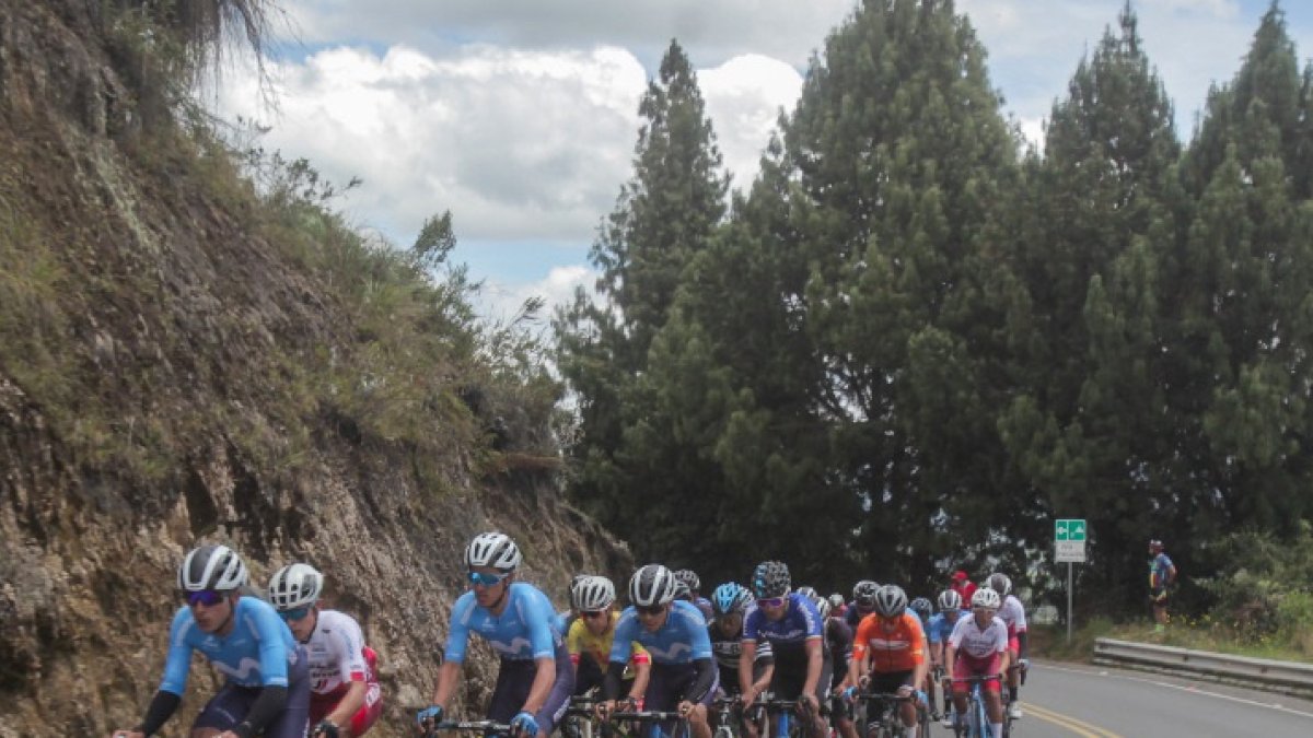 Jorge Montenegro (c) fue el ganador de la primera edición del Reto 04.