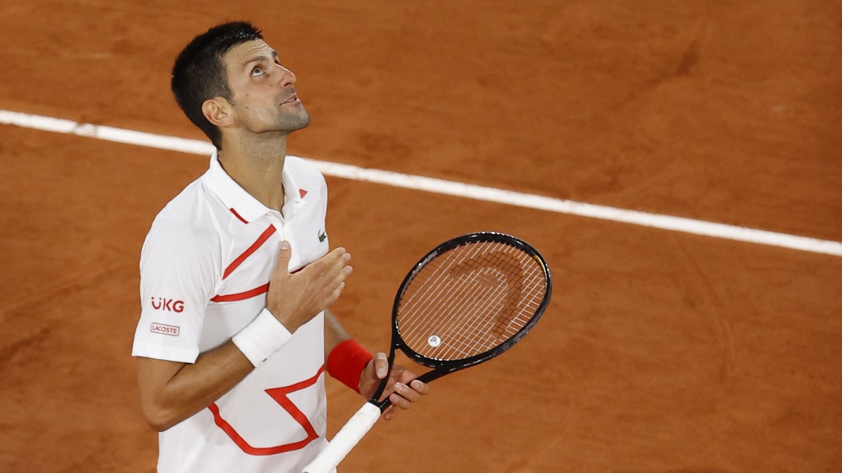 Novak Djokovic celebra luego de vencer por 6-0, 6-2, 6-3 al sueco Mikael Ymer, actual # 80 del mundo.