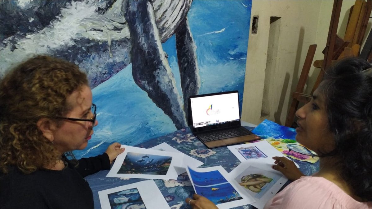 Rosa Armijos y Lorena Parrales junto a algunas de las obras de la campaña.