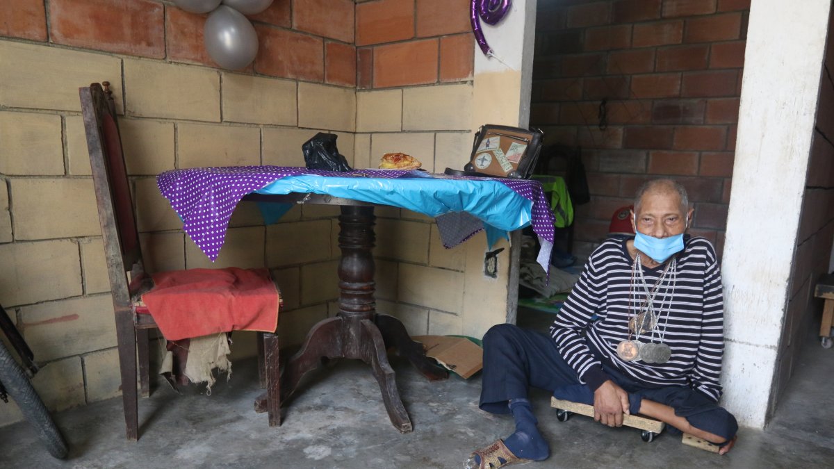 Realidad. En estas condiciones vive Aurelio en un pequeño terreno de la ciudadela Las Orquídeas, al norte de Guayaquil.