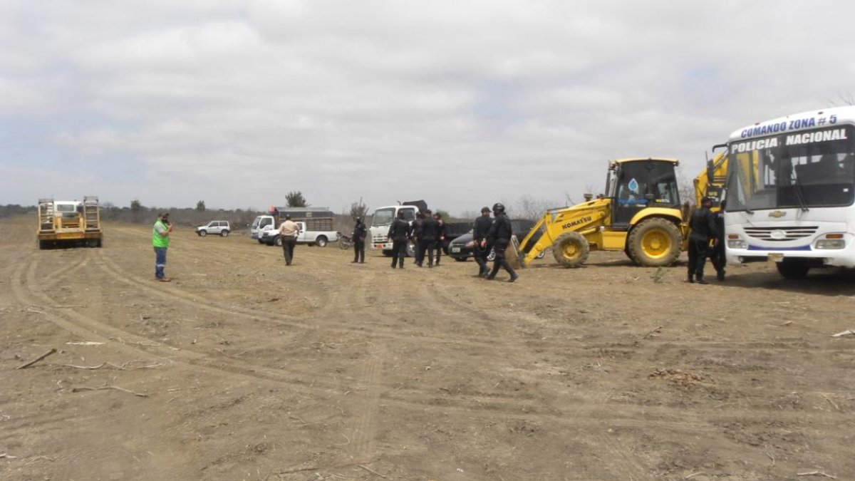 Policías y autoridades de la provincia estuvieron en el lugar donde aterrizaban ilegalmente vehículos aéreos de 'narcos'.