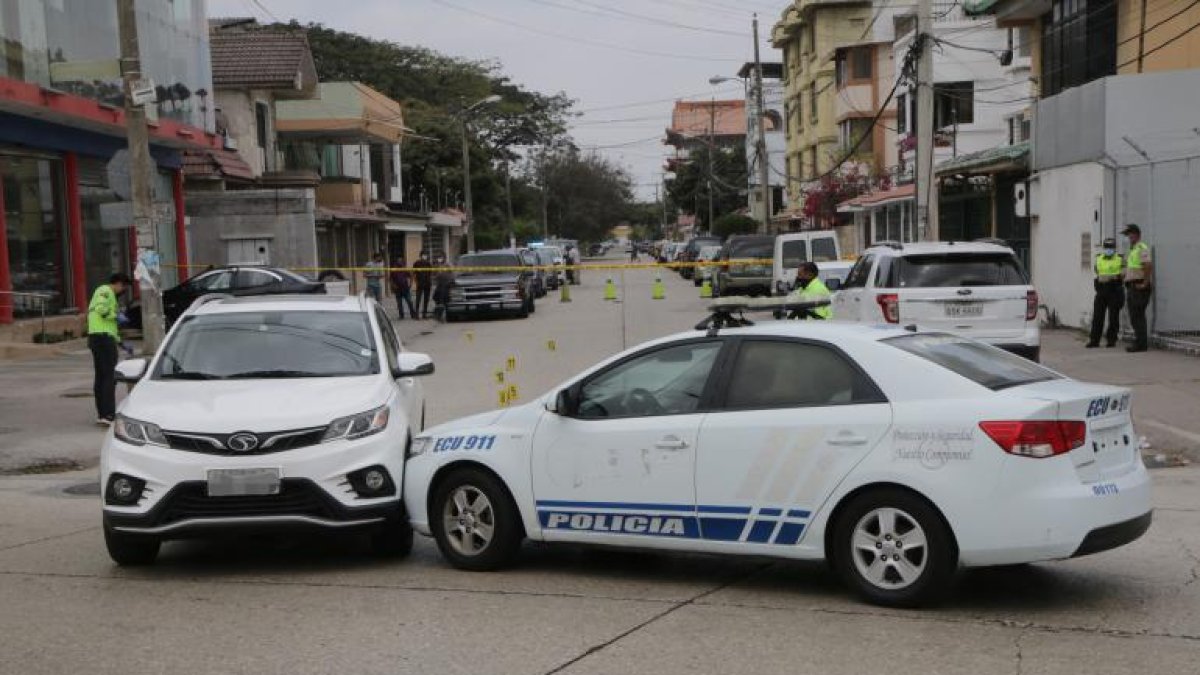Vehículo de la víctima fue interceptado por dos motorizados, pero policías los repelieron a bala.
