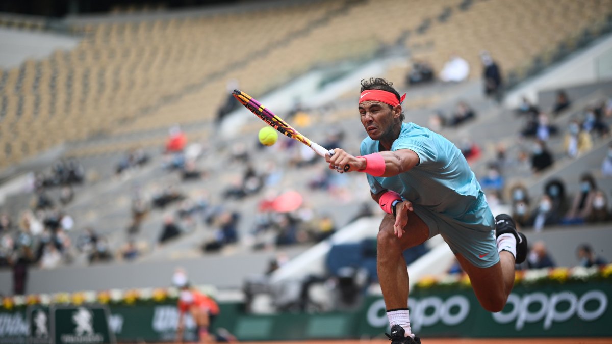 Rafael Nadal devuelve la pelota a Mackenzie McDonald durante la segunda ronda  del Roland Garros