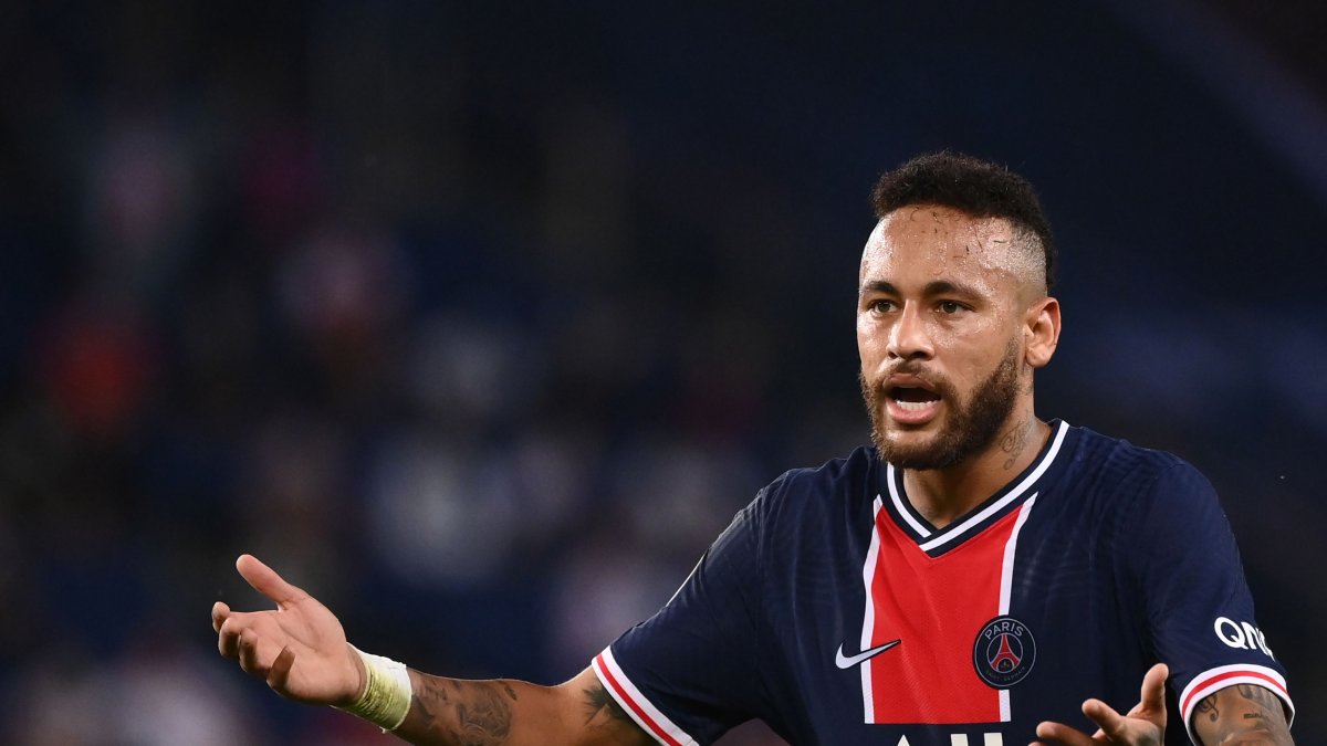 Neymar puede recibir una dura sanción en Francia por racismo, pero además tiene un lío tributario en España
 FILES-FBL-ESP-FRA-BRA-TAX