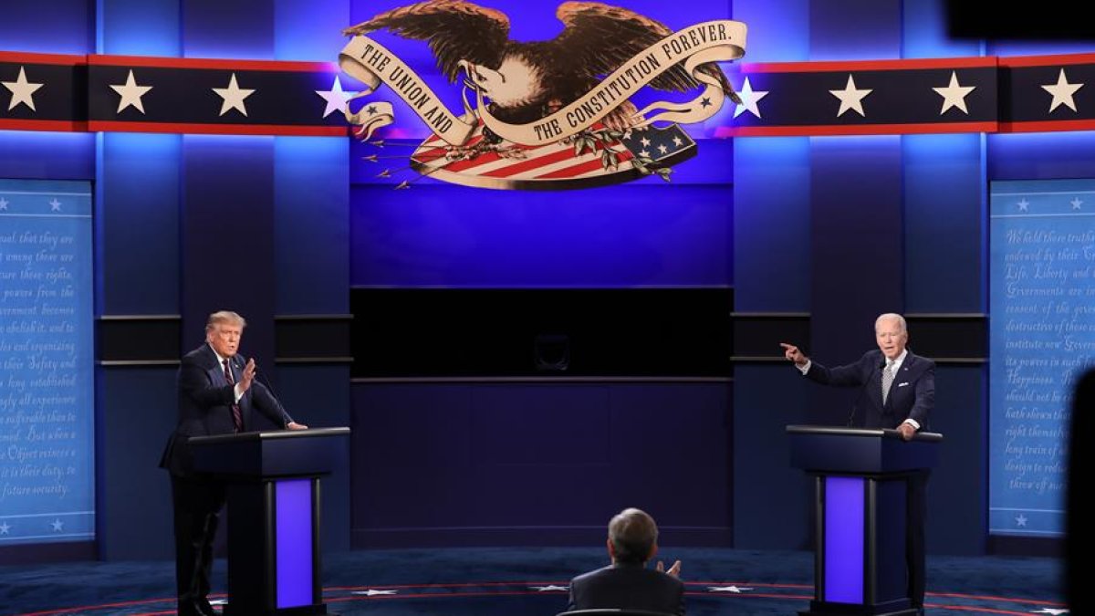 El escenario y los dos protagonistas del debate presidencial en Estados Unidos.