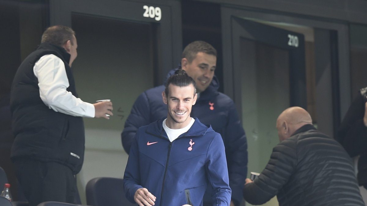 Gareth Bale (c) ha visto los partidos de su nuevo equipo, Tottenham, desde las suites de los estadios.