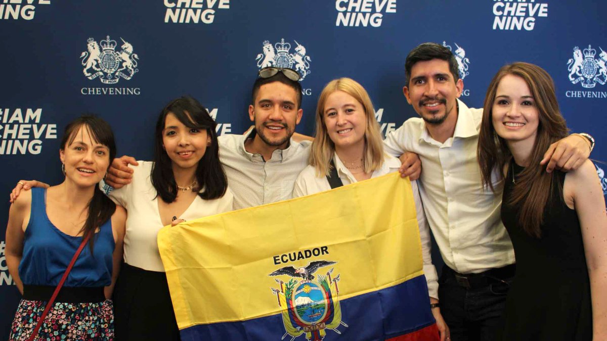 Foto promocional para Ecuador del programa oficial de becas Chevening, del gobierno del Reino Unido, para realizar cursos de posgrado en universidades de ese país con todo los costos cubiertos.