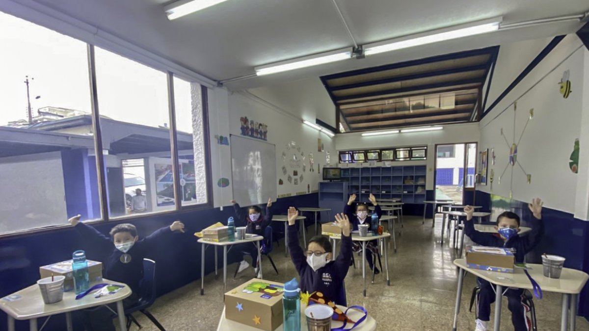 Los estudiantes del colegio SEK de Quito se mostraron felices de retornar a las aulas y de ver otra vez a sus amigos. No obstante, deberán cumplir con los protocolos de salud para evitar contagios.