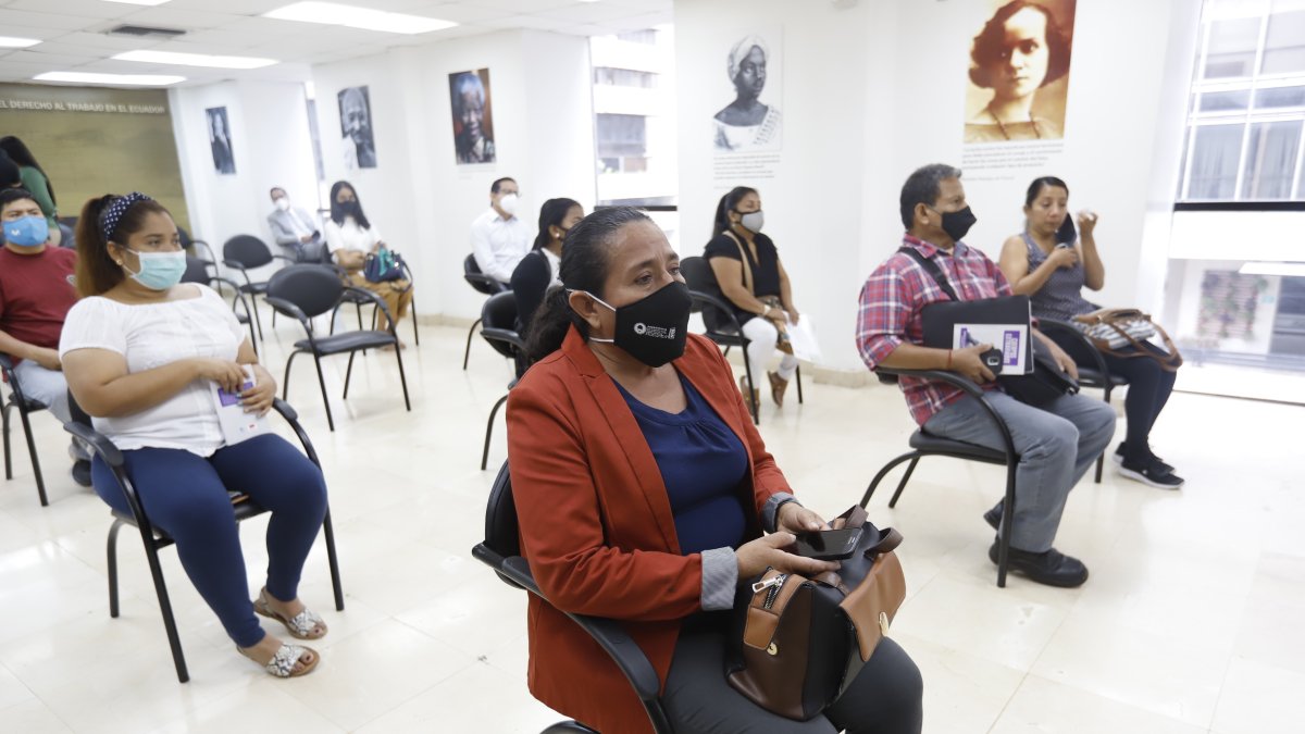 Deudos.- Un grupo de personas que aún buscan a sus familiares que murieron por coronavirus.