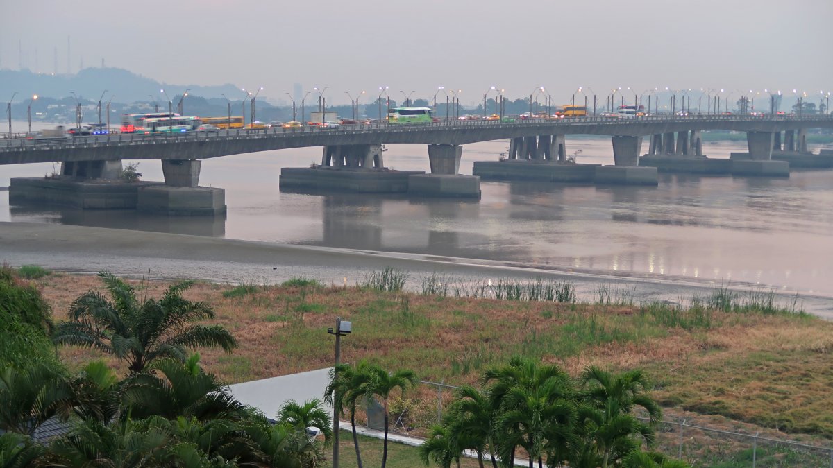 Hecho. Desde el Puente de la Unidad Nacional y los edificios de Entre Ríos se observan esos macrolotes de tierra sólida que se han formado tras el retiro de las aguas.