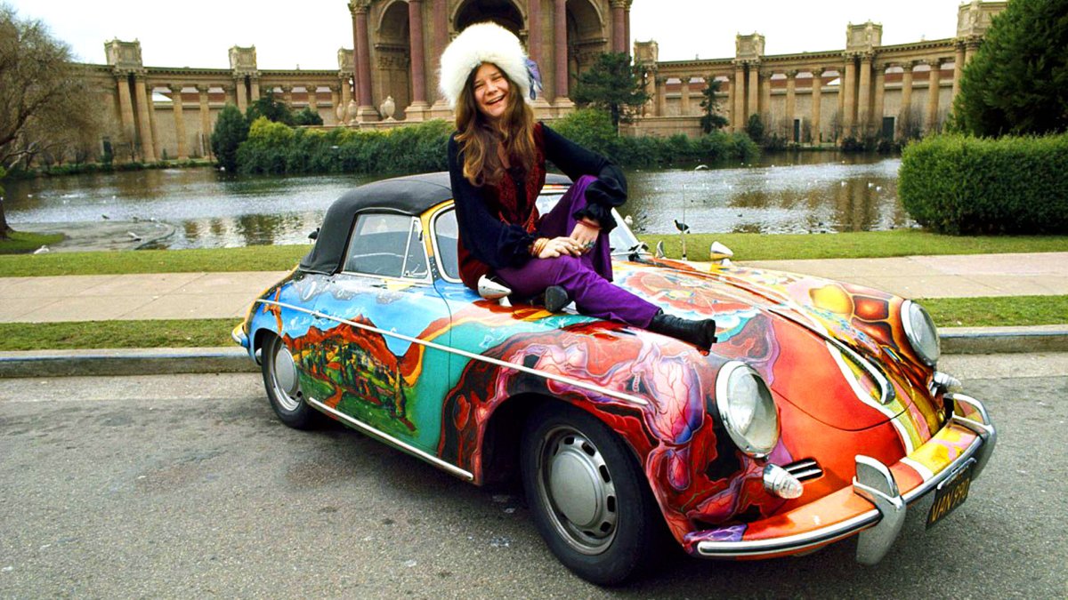 Janis en San Francisco, posando sobre su famoso Porsche 356.