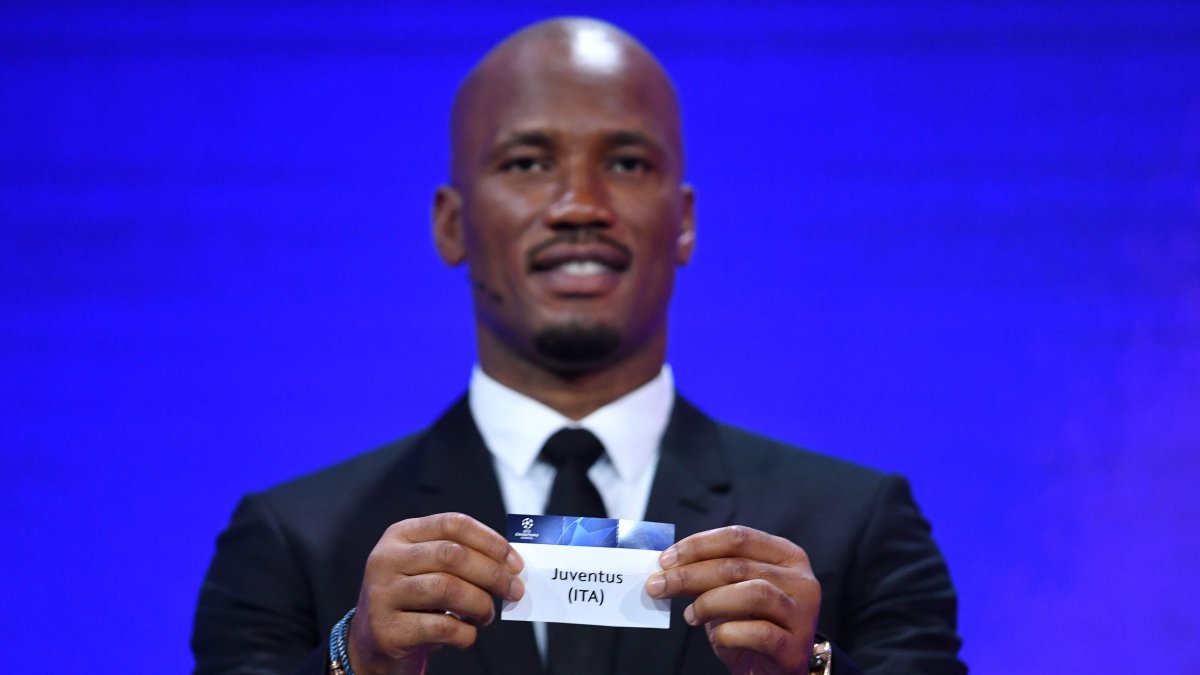El marfileño Didier Drogba ayudó en el sorteo de los grupos de la Champions League.