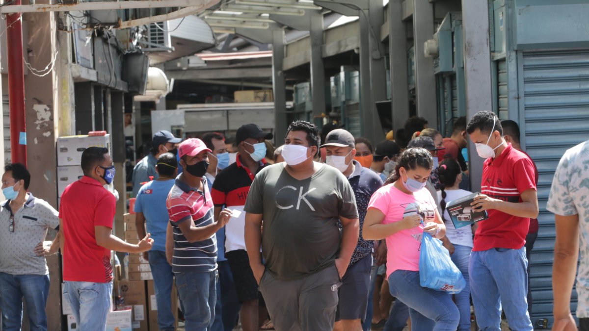 Largas filas para adquirir víveres y medicamentos fueron una constante durante los primeros meses de la pandemia.