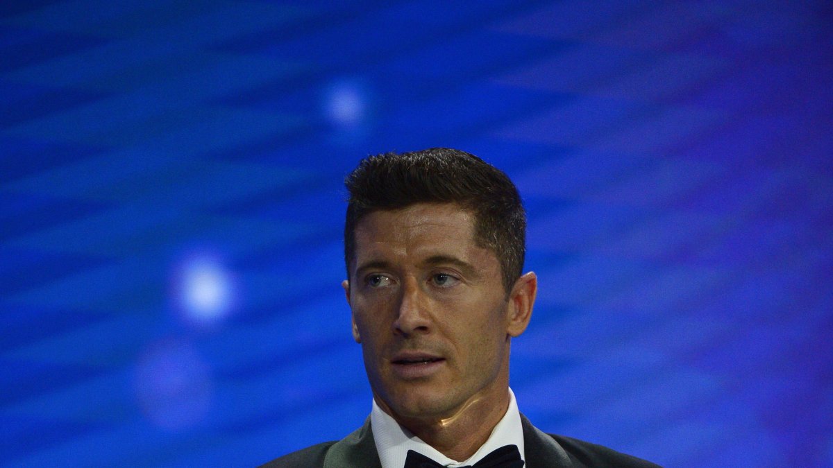 Robert Lewandowski posa con el trofeo que le identifica como el mejor jugador del año para la UEFA.