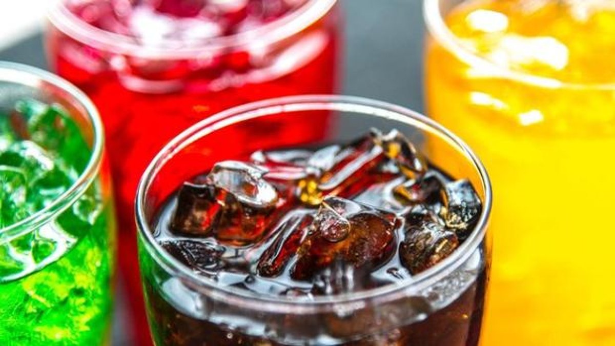 La fructosa se utiliza hoy para edulcorar multitud de alimentos procesados y, sobre todo, refrescos azucarados.