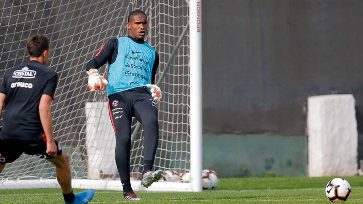 Omar Carabalí, nació en Ecuador, pero ha elegido defender el arco chileno.