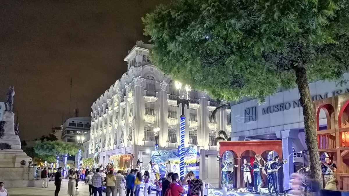 Las carrozas dan cuenta de los momentos más importantes de la revolución de octubre.