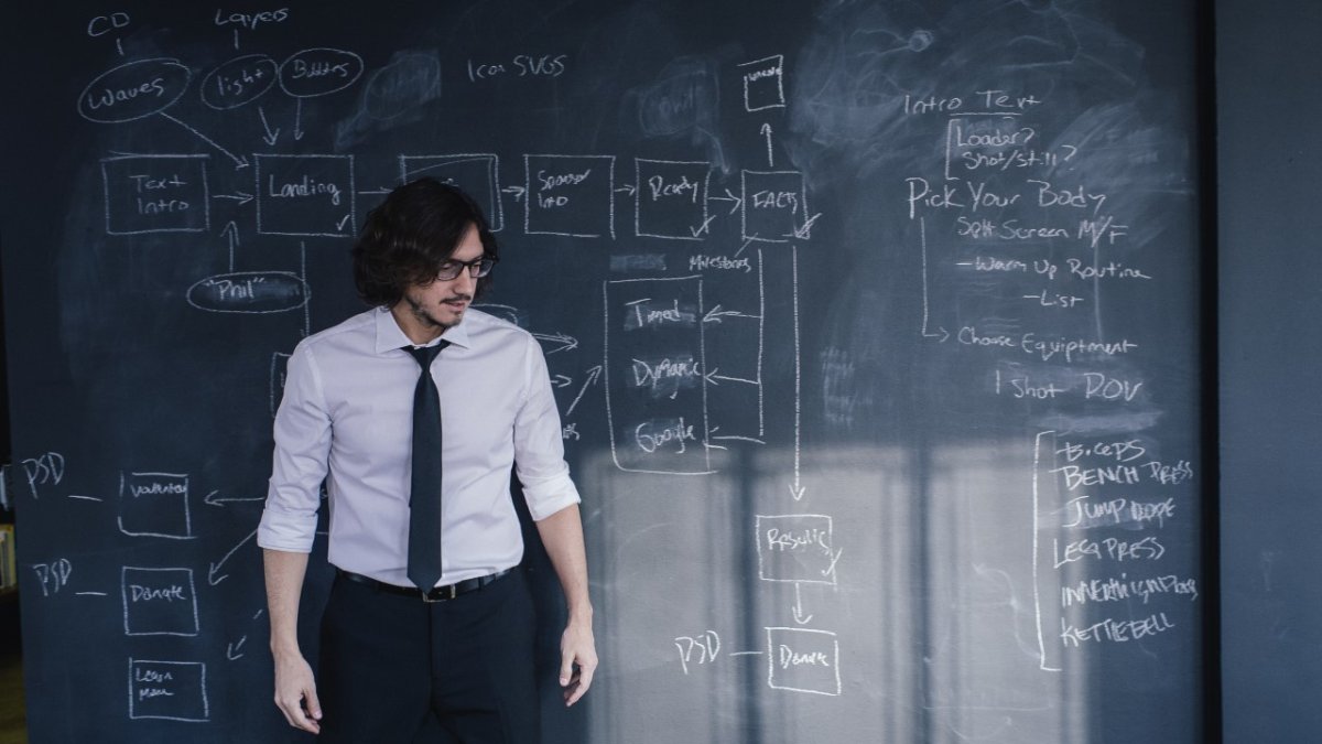 Tiene estudios universitarios en Comunicación y Diseño en la USFQ.