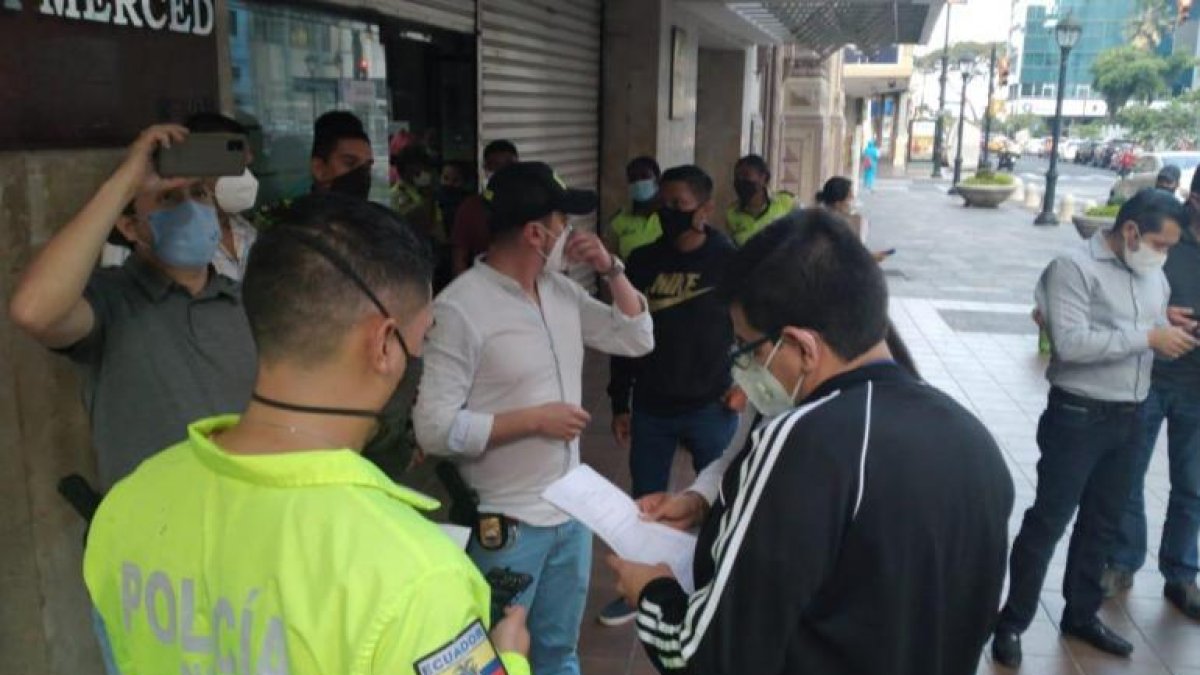 Un grupo de periodistas fue desalojado por agentes de la UMO de la zona de espera de la Fiscalía de Flagrancia, donde tienen detenido al director del CRS.