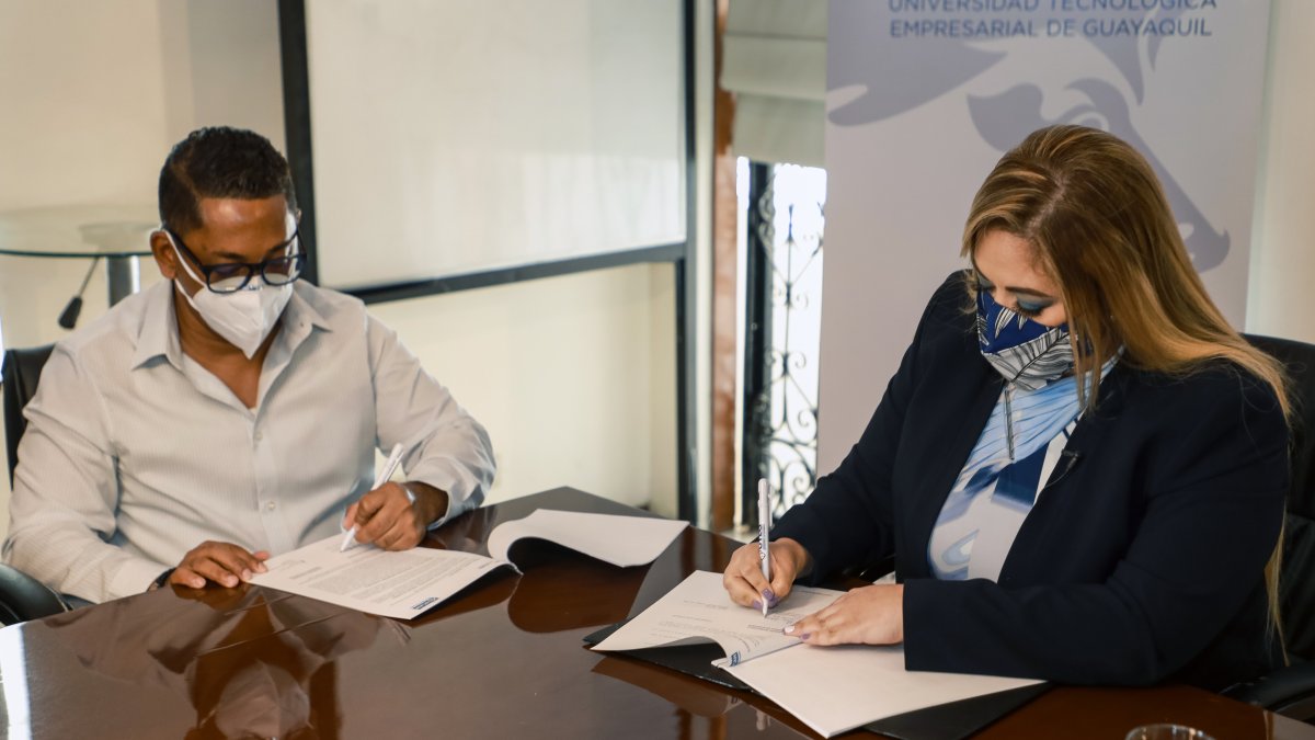 Firmaron el convenio Mara Cabanilla, por la UTEG y Héctor Hurtado, por Plan Internacional.