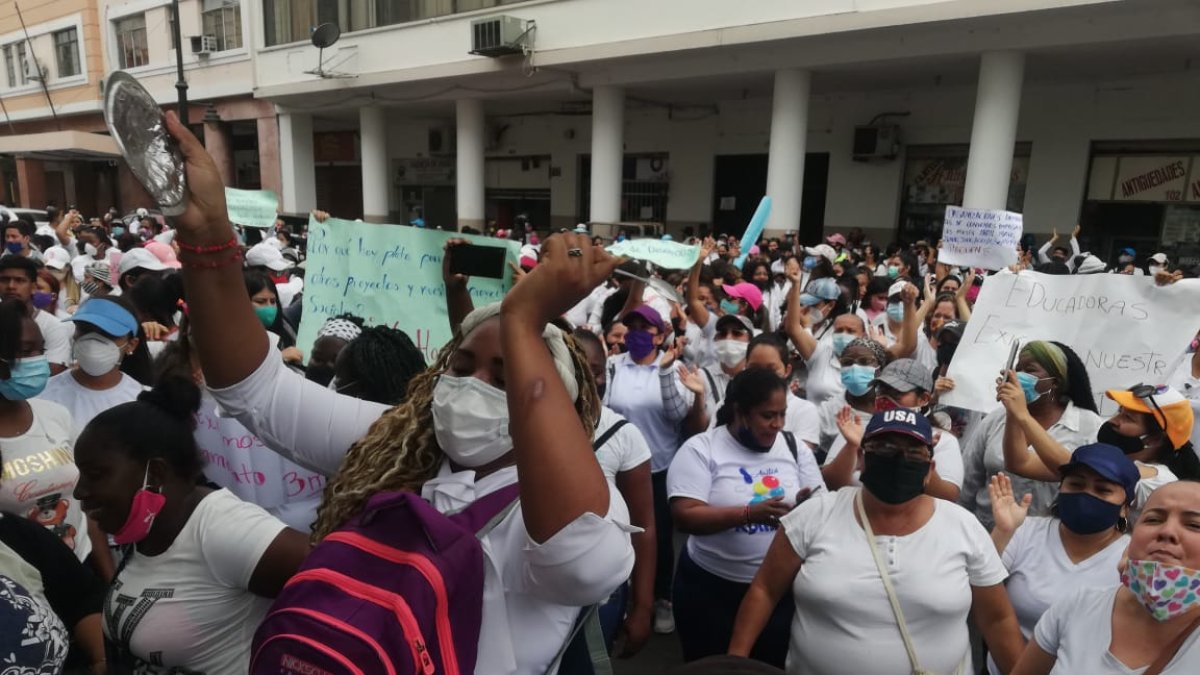 Al pie de la Gobernación del Guayas se realizó un plantón por la deuda del Gobierno a los Centros de Desarrollo Infantil.