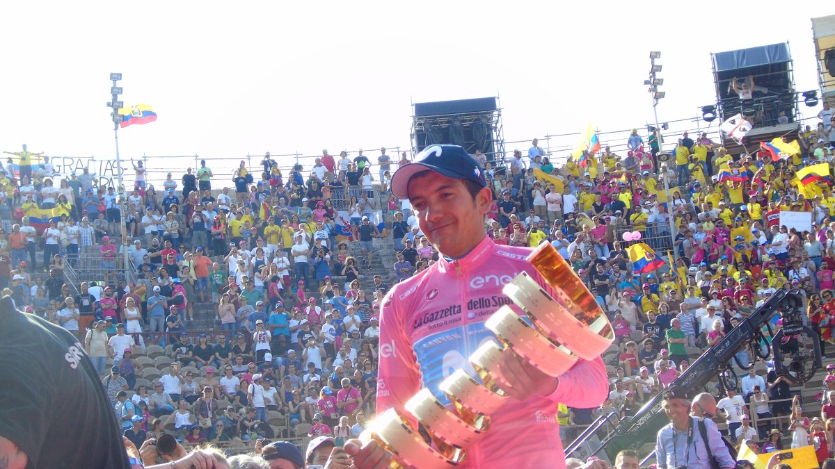El ecuatoriano Richard Carapaz porta el Infinito en Verona, como campeón de la edición 2019 del Giro