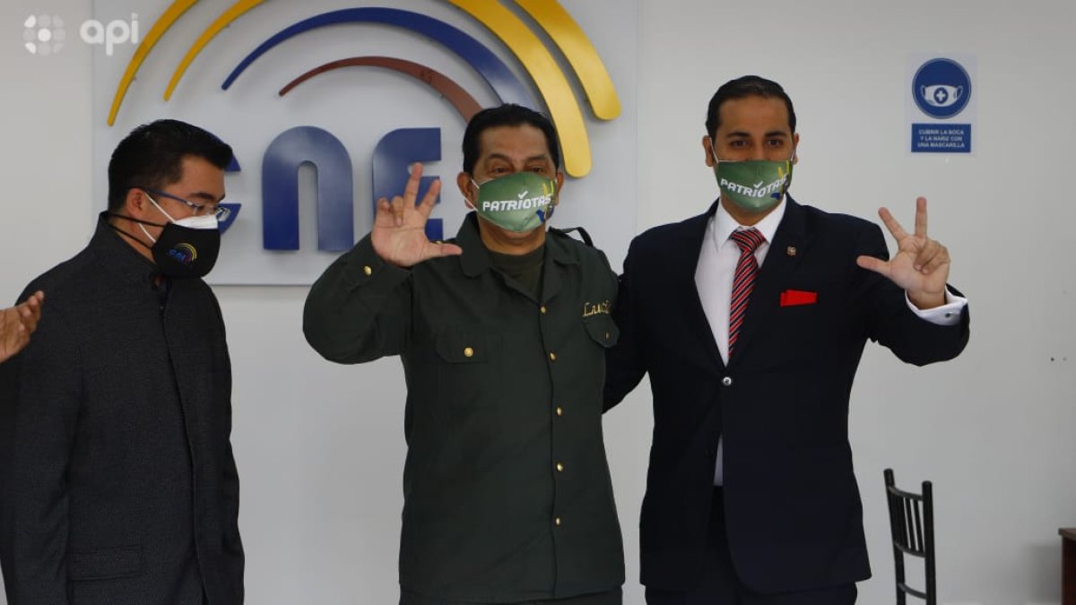 El expresidente Lucio Gutiérrez llegó al CNE acompañado por un grupo de simpatizantes de Sociedad Patriótica.