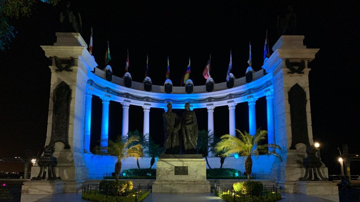 La estatua de Bolívar y San Martín también está iluminada.