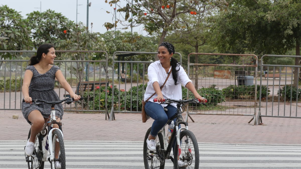 Emilene Aguayo junto a su hija adolescente, en una de las jornadas de esparcimiento en el parque Samanes.
