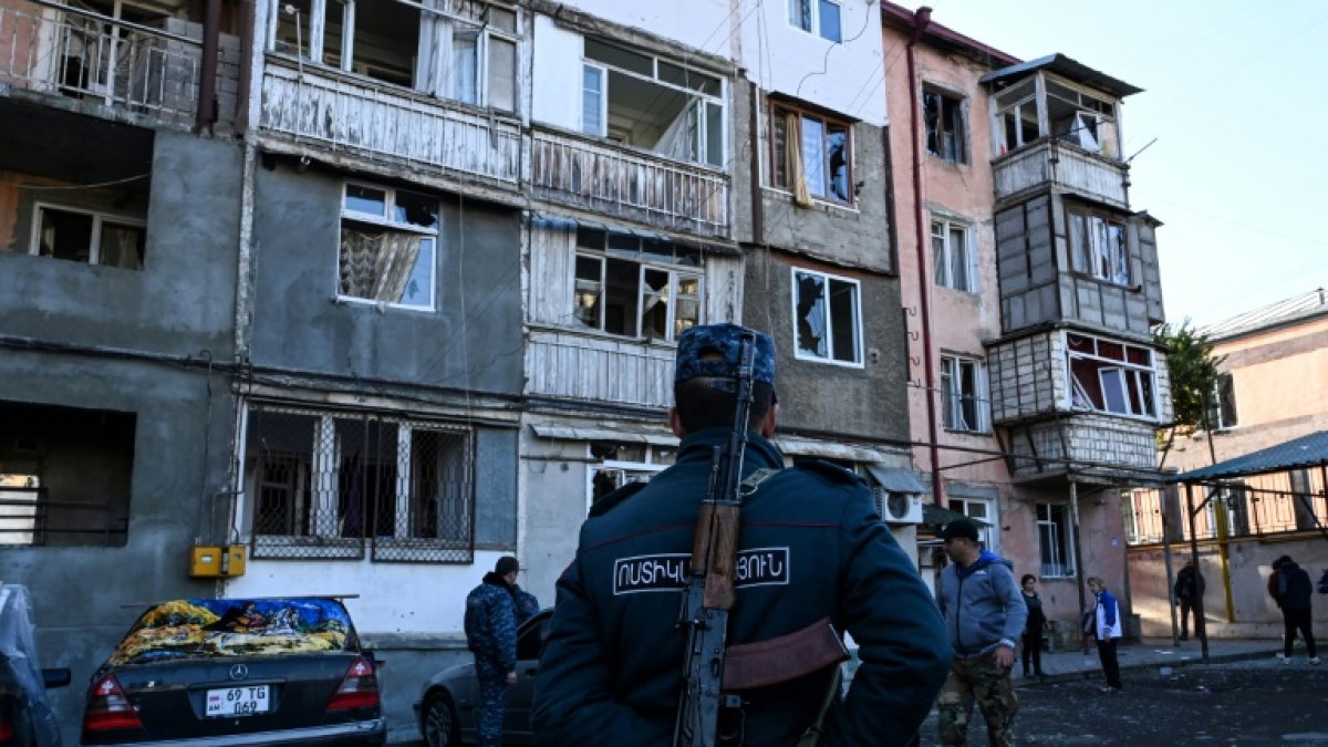 Un policía frente un edificio de viviendas, damnificado en los recientes bombardeos en Stepanakert.