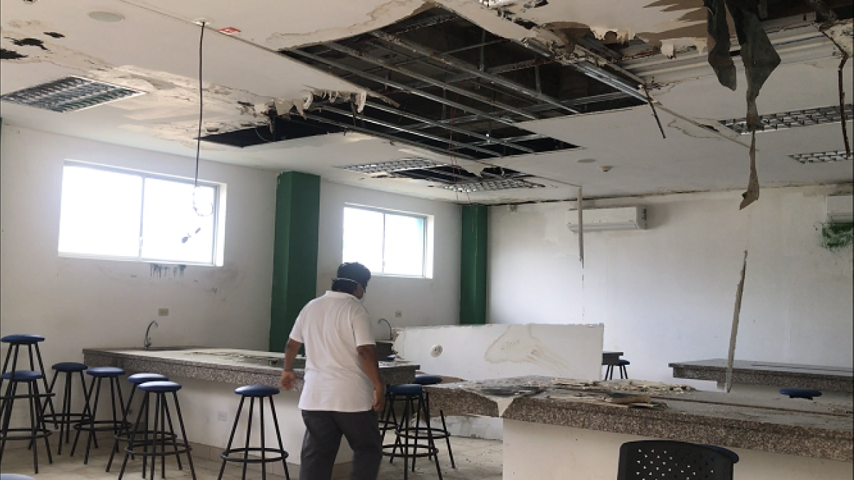Las losas se han desplomado en algunas aulas y laboratorios, poniendo en peligro gran parte de mobiliario y equipos existentes.