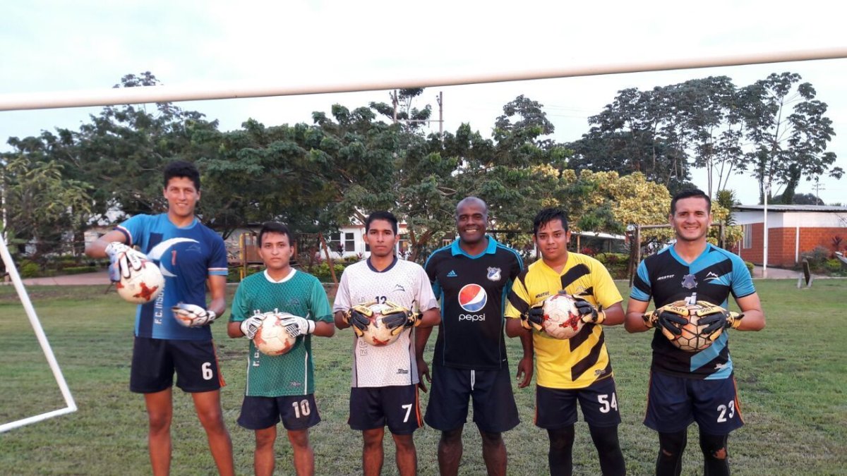 Erwin Ramírez (c) ahora se dedica a entrenar porteros en Quevedo.