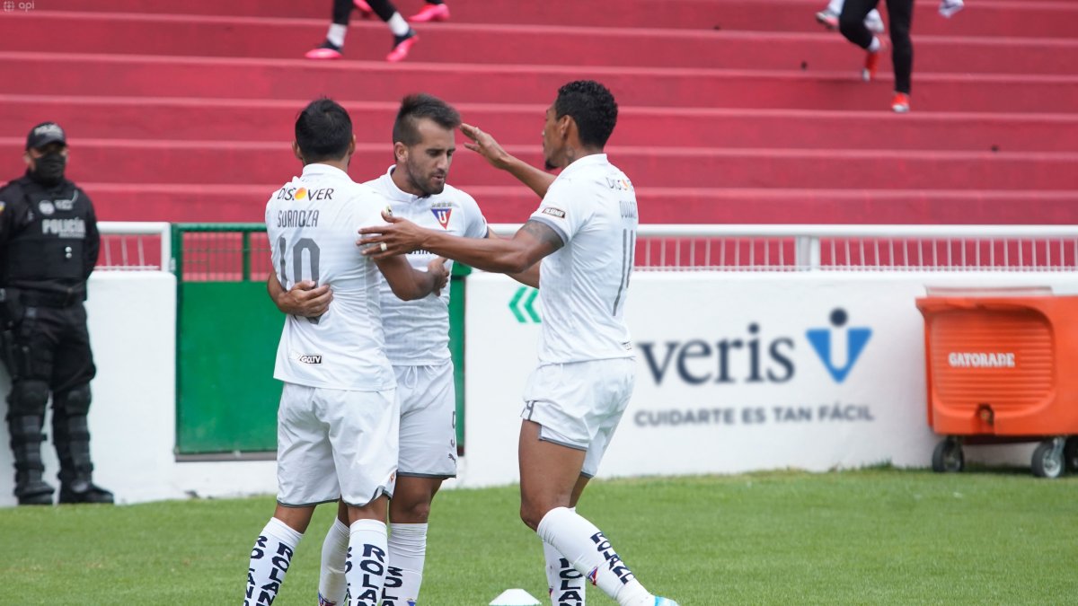 Los albos festejan el primer gol ante Mushuc Runa, anotado por Lucas Villarruel