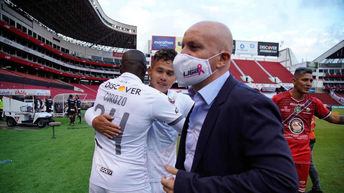 Pablo Repetto se pasea por la cancha de Ponciano después de asegurar su tercera final con el equipo albo