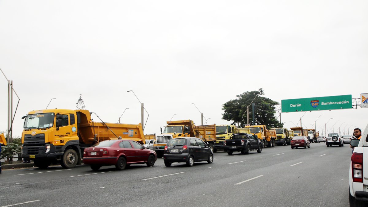 Volquetes fueron dispuestos en todas las entradas de Guayaquil.