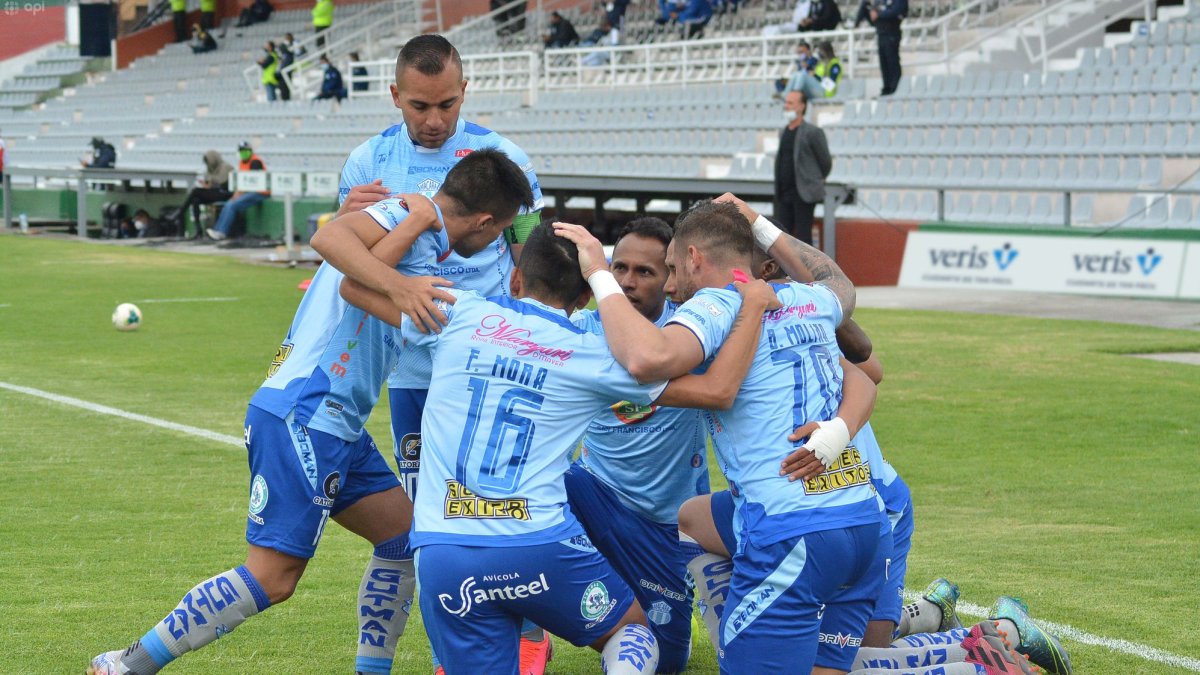 Los jugadores de Macará festejan uno de los goles anotados ante Delfín en el estadio Bellavista