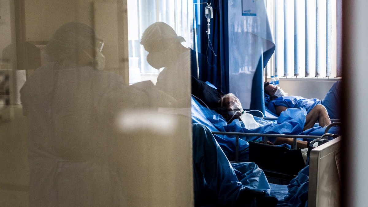 Trabajadores de la salud atienden a un paciente contagiado con coronavirus en el Hospital Sabogal de El Callao, en Lima 