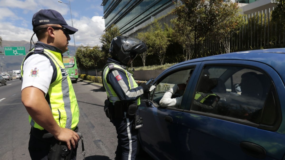 En Quito los vehiculos todavía debe acatar las restricciones por número de placa para poder circular.