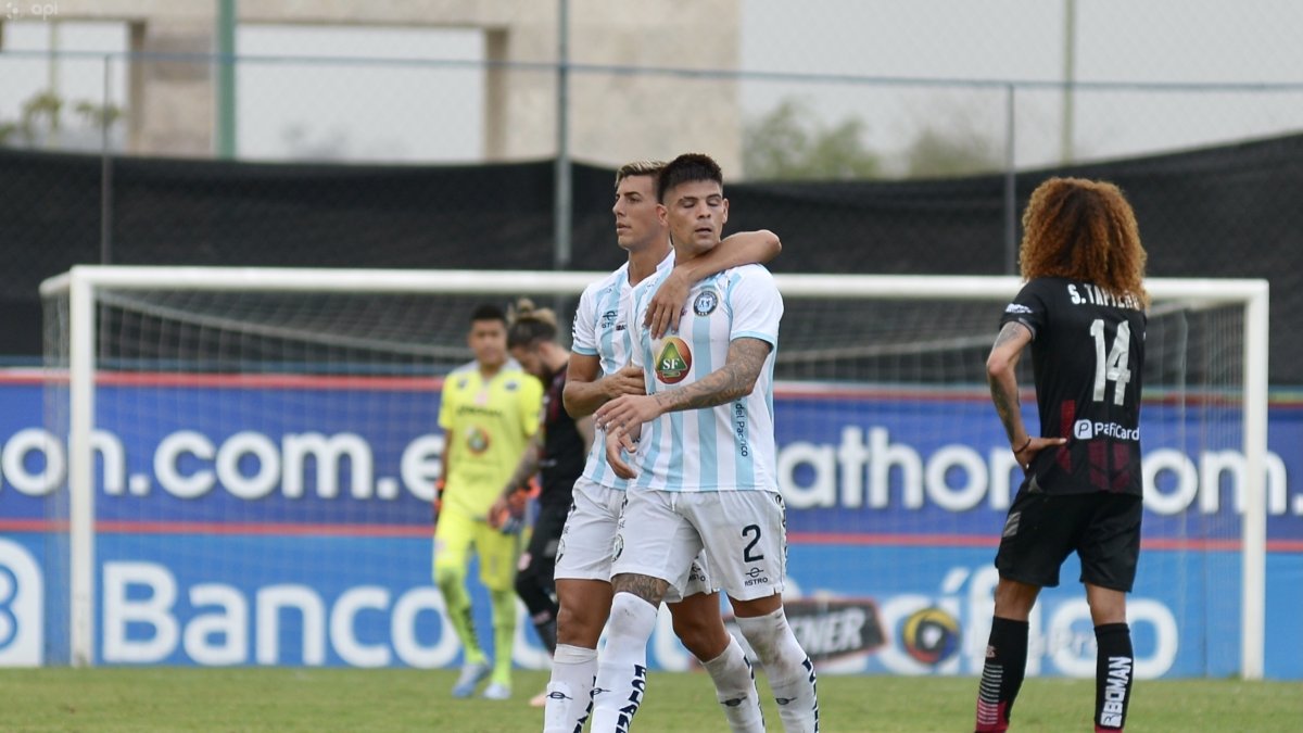 Los jugadores de Guayaquil City festejan el triunfo sobre Técnico Unviersitario con un gol a siete minutos del final