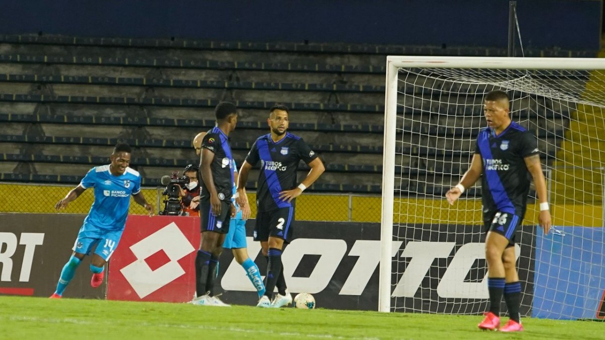 La defensa de Emelec dio muchas ventajas a Universidad Católica, principalmente en el primero tiempo