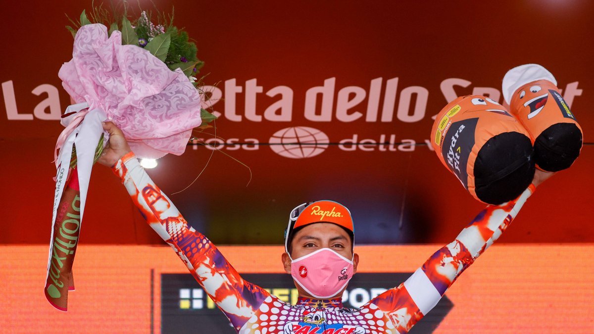Jonathan Caicedo en el podio tras ganar la tercera etapa del Giro de Italia. 