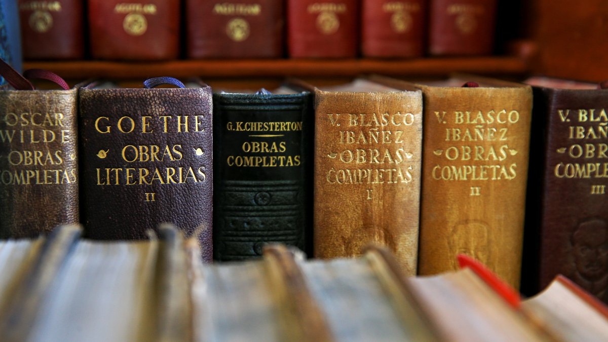 Fotografía de libros, en la capilla Leonor Heredia, perteneciente al complejo arquitectónico antiguo hospital Eugenio Espejo.